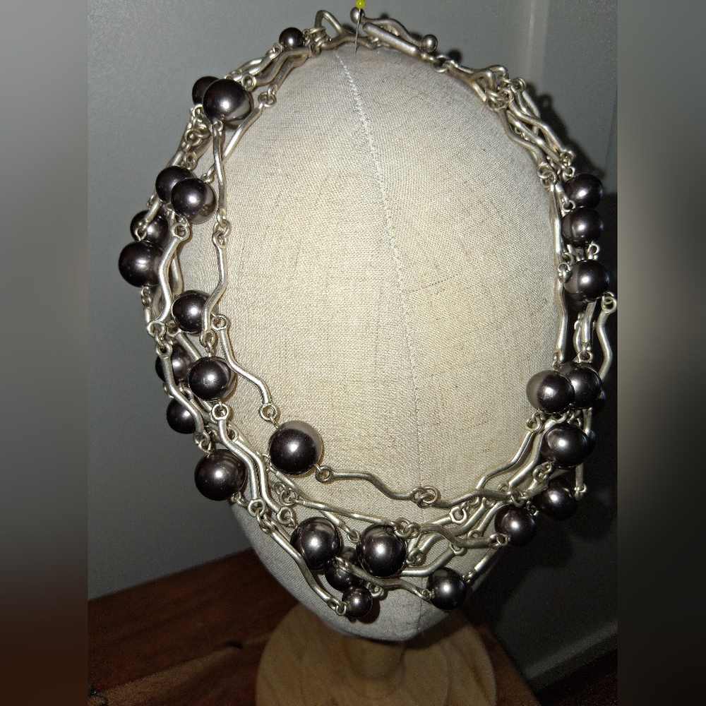 Elegant Silver and Black Beaded Necklace Togle